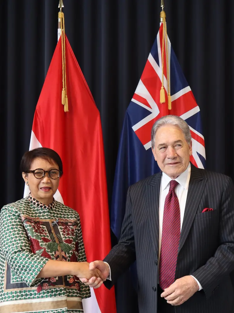 Menlu RI Retno Marsudi (kiri) dan Menlu Selandia Baru Winston Peters melakukan Joint Ministerial Commission (JMC) di Auckland, Selandia Baru. (dok. Kemlu RI)