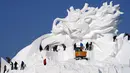 Para pemahat salju mengerjakan patung salju utama di kompleks Pameran Seni Pahatan Salju Internasional Pulau Matahari Harbin ke-33, Harbin, Provinsi Heilongjiang, China, 18 Desember 2020. (Xinhua/Wang Jianwei)