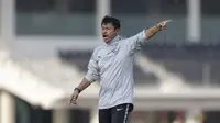 Pelatih Timnas Indonesia U-22, Indra Sjafri, memberikan instruksi saat latihan di Lapangan F Senayan, Jakarta, Jumat (15/11). Latihan ini persiapan jelang Sea Games 2019 Filipina. (Bola.com/Vitalis Yogi Trisna)