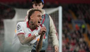 Noa Lang kesakitan usai jempolnya cedera di laga Liverpool vs Galatasaray di leg kedua babak 16 besar Liga Champions 2025/2026 di Anfield, Kamis (19/03/2026) dini hari WIB. (AP Photo/.Jon Super)