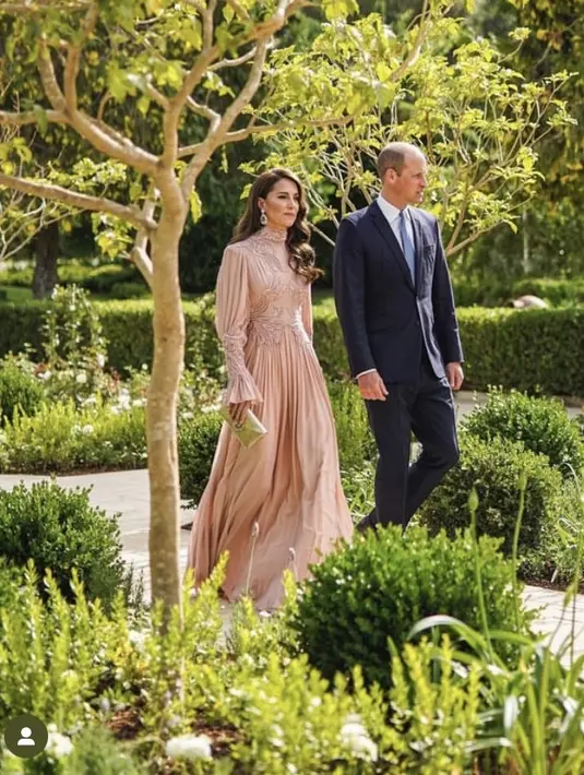 Saat kondangan ke Yordania, kate pun tampil dengan lengan panjang waran beige yang dihiasi dihiasi bordiran. @princeandprincessofwales