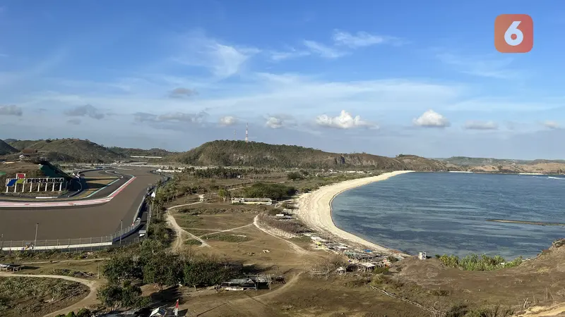 Foto: Menikmati Keindahan Sirkuit Mandalika yang Berpadu dengan Pantai Pesisir Selatan Pulau Lombok dari Atas Bukit Seger