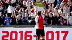 Kapten Feyenoord, Dirk Kuyt mengangkat trofi juara Eredivisie 2016-2017 usai mengalahkan Heracles pada laga Eredivisie di  Kuip stadium, Rotterdam, (14/5/2017).  (EPA/Robin Van Lonkhuijsen)