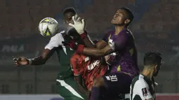 Kiper Perseru Serui, Hendra Molle, melakukan penyelamatan bola saat menghadapi Persebaya Surabaya pada laga Piala Presiden 2019 di Stadion Si Jalak Harupat, Bandung, Sabtu (2/3). Persebaya menang 3-2 atas Perseru. (Bola.com/Yoppy Renato)