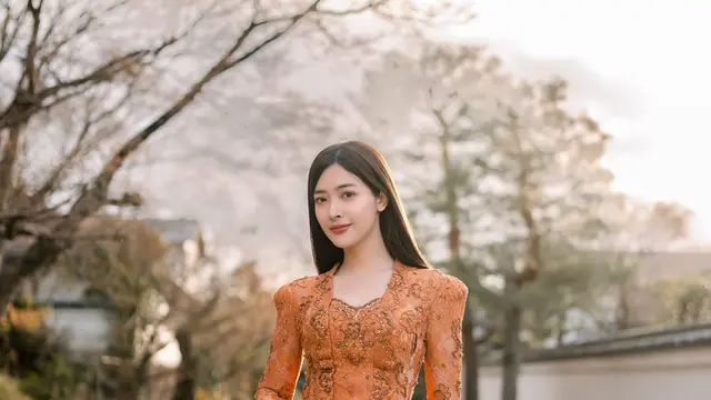 Model Kebaya Modern ala Dara Sarasvati (credit: instagram/darasarasvaati)