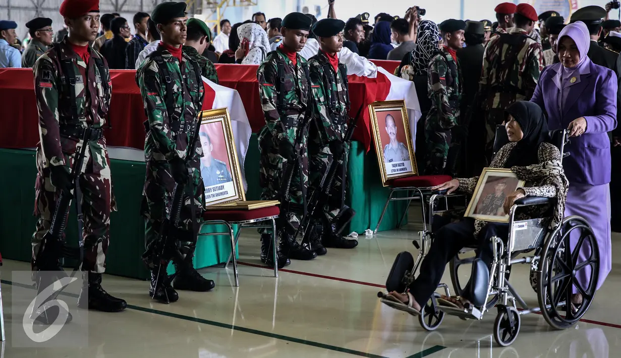 Keluarga korban jatuhnya Helikopter TNI AD jenis Bell 412 EP hadir acara persemayaman di Hanggar Skadron Udara 17 Lanud Halim Perdanakusuma, Jakarta, Selasa (22/3). Helikopter jatuh di atas perkebunan Kelurahan Kasiguncu. (Liputan6.com/Faizal Fanani)