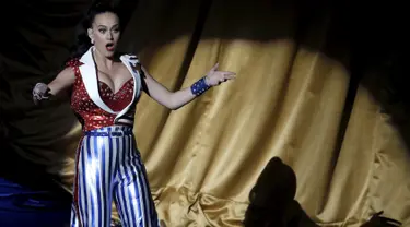 Katy Perry saat bernyanyi pada acara Hillary Victory Fund "I'm With Her" di Radio City Music Hall, New York, AS (2/3). Capres AS Hillary Clinton menggelar konser amal dalam acara kampanye lanjutan di New York. (REUTERS/Mike Segar)