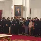 Sejumlah menteri selfie sembari menunggu pelantikan Hadi Tjahjanto sebagai Panglima TNI di Istana Negara (Liputan6.com/Lizsa Egeham)
