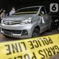 Tim Penyelidik dari Komnas HAM didampingi penyidik Polda Metro Jaya melakukan pemeriksaan mobil yang digunakan oleh polisi dan enam laskar Front Pembela Islam (FPI) dalam insiden Tol Jakarta-Cikampek KM 50 di Polda Metro Jaya, Jakarta, Senin (21/12/2020).