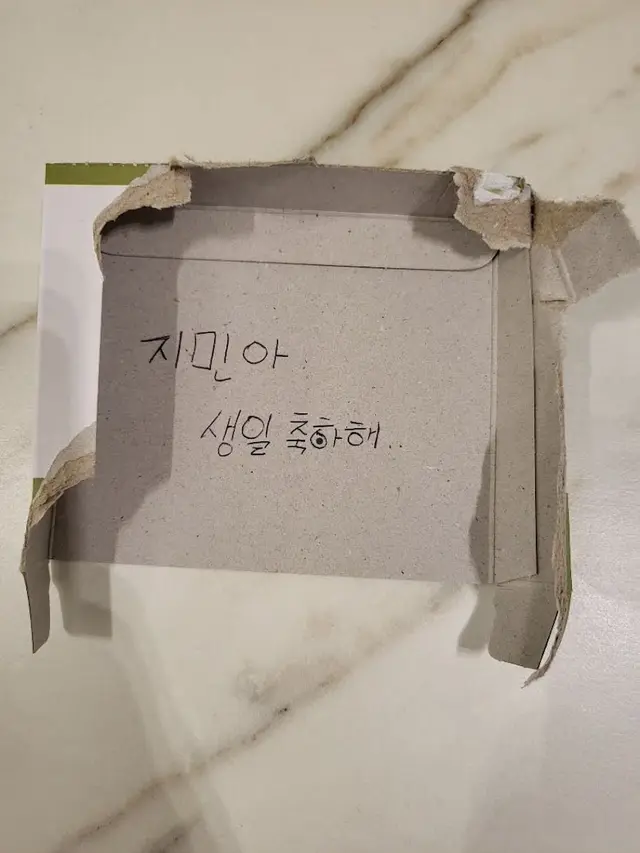 Unggahan Jin BTS di Weverse. (Foto via Koreaboo)
