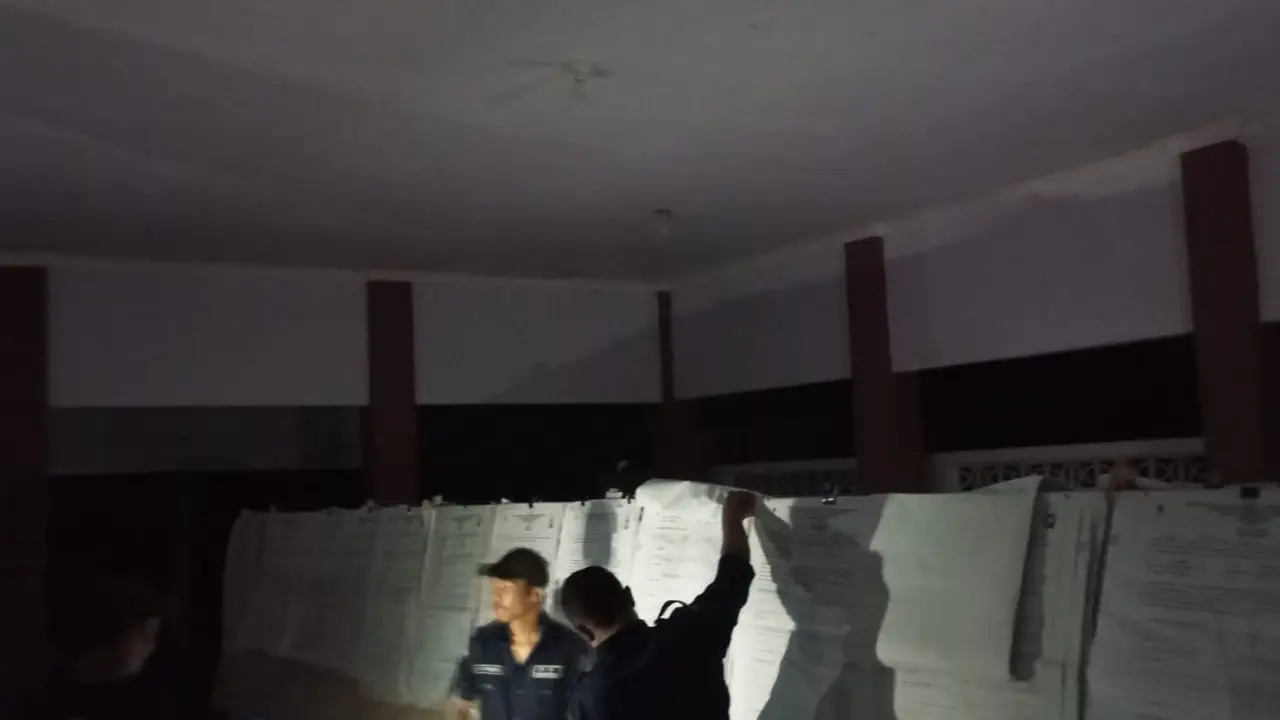 Proses rekapitulasi suara di Banyuwangi dilakukan dalam kodisi listrik padam. (Istimewa)