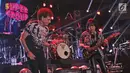 Aksi gitaris God Bless, Ian Antono dan Ahmad Albar saat konser supergroup di Jakarta, Selasa (21/11). Konser supergroup menghadirkan lima band ternama tanah air, yakni God Bless, Krakatau, Sheila On 7, Gigi, dan Kahitna. (Liputan6.com/Herman Zakharia)