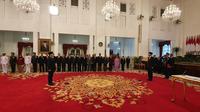 Presiden Jokowi melantik Laksamana Madya (Laksdya) TNI Aan Kurnia menjadi Kepala Badan Keamanan Laut (Bakamla) di Istana Negara, Jakarta, Rabu (12/2/2020). (Merdeka.com/Muhammad Genantan Saputra)
