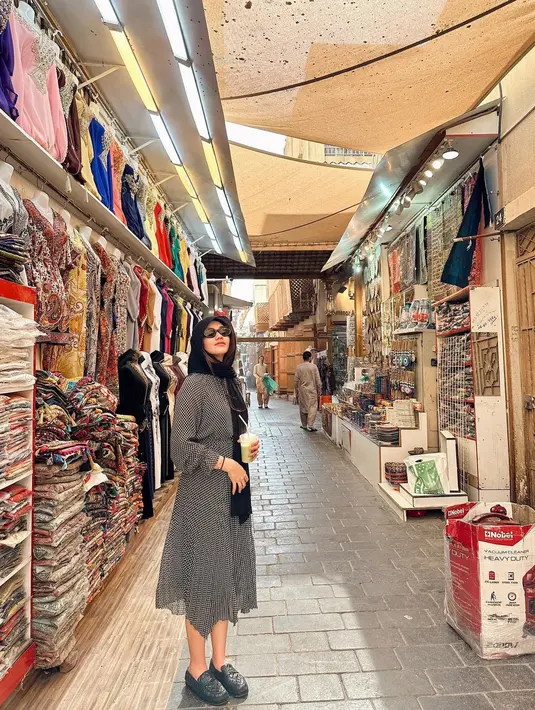 Kerudung tersebut dipadukan dengan dress a-line, loafer, dan kacamata warna hitam senada. [@aaliyah.massaid]