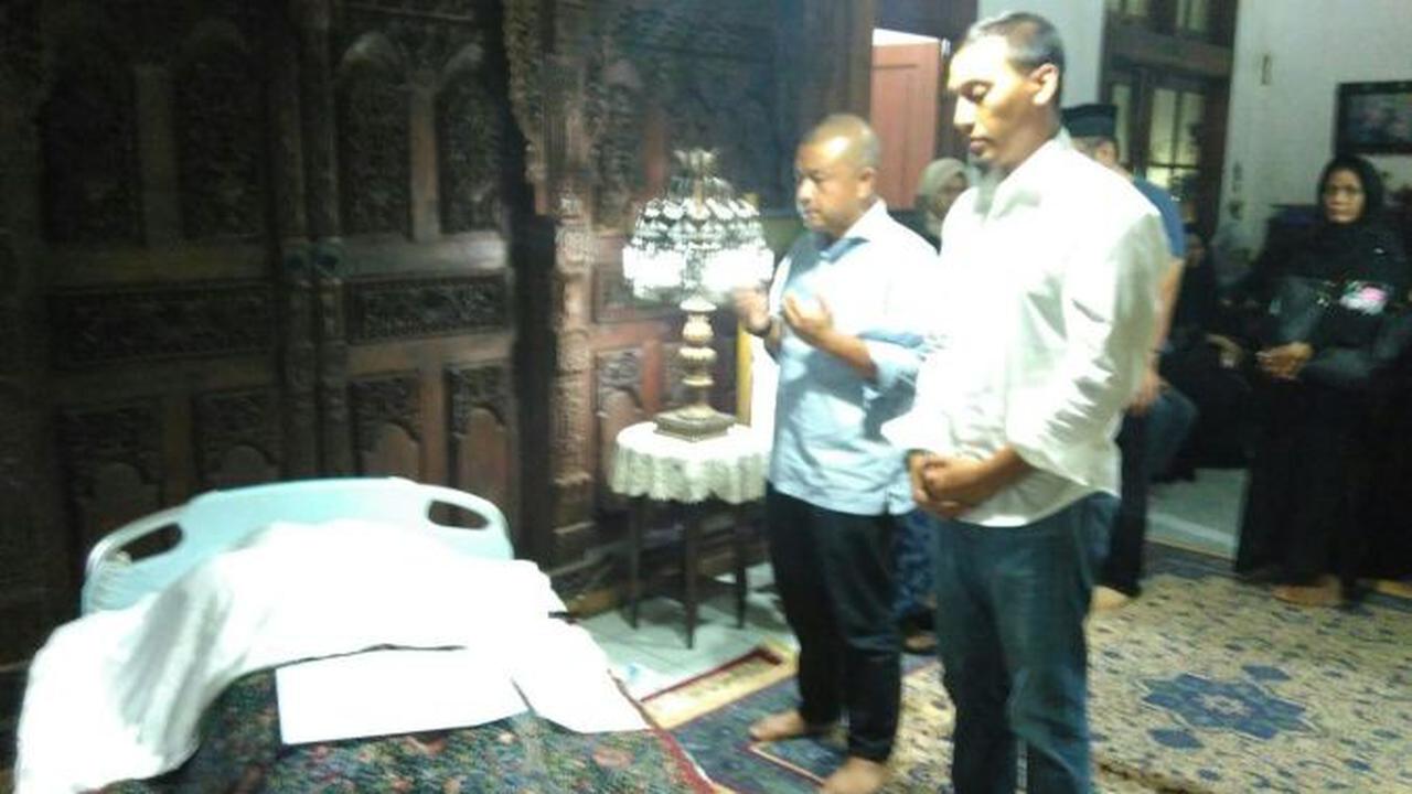 Sekjen PSSI, Azwan Karim ikut melayat ke rumah almarhum Maulwi Saelan