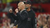 Manajer Manchester United Erik ten Hag merayakan akhir laga pekan ketiga Liga Inggris melawan Liverpool di Stadion Old Trafford, Selasa (23/8/2022) dini hari WIB. Secara luar biasa MU menang perdana di Liga Inggris musim 2022/2023 dengan mengalahkan rival abadi Liverpool 2-1. (AP Photo/Dave Thompson)