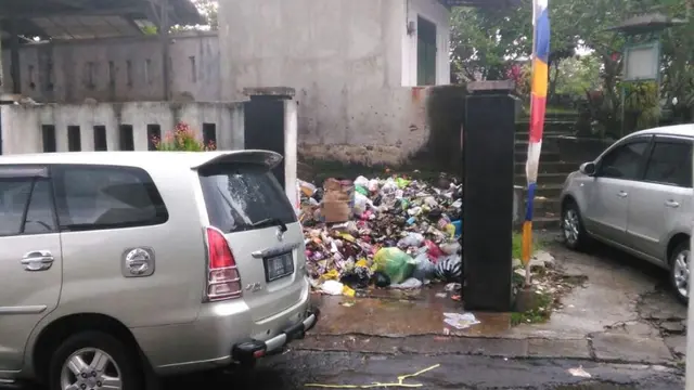 Sampah di Kota Purwokerto menumpuk di TPS Sampah dan permukiman penduduk lantaran TPA Kaliori tak beroperasi. (Foto: Liputan6.com/Yoga S/Muhamad Ridlo)