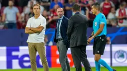 Reaksi pelatih kepala Sevilla Julen Lopetegui (kiri) usai melawan Borussia Dortmund pada pertandingan Grup G Liga Champions di Stadion Ramon Sanchez Pizjuan, Sevilla, Spanyol, 5 Oktober 2022. Sevilla menjamu Dortmund dalam matchday ketiga Grup G Liga Champions. (AP Photo/Jose Breton)