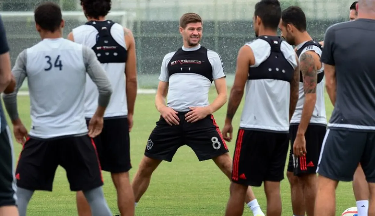 Mantan Kapten Liverpool dan Timnas Inggris, Steven Gerrard, mengikuti sesi latihan perdana LA Galaxy di Carson, California, AS. Rabu (8/7/2015) pagi WIB. (AFP PHOTO/Frederic J. Brown)