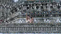 Wisatawan dapat mencoba ragam atraksi menarik di Thailand, salah satunya ialah berfoto mengenakan kostum di Wat Arun. (Liputan6.com/Melinda Indrasari)