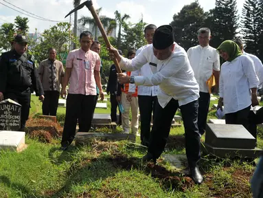 Kepala Dinas Pertamanan dan Pemakaman DKI Jakarta Djafar Muchlisin membongkar 4 makam dari total terindikasi 14 makam fiktif di Tempat Pemakaman Umum (TPU) Menteng Pulo, Jakarta Selatan, Kamis (28/7). (Liputan6.com/Gempur M Surya)