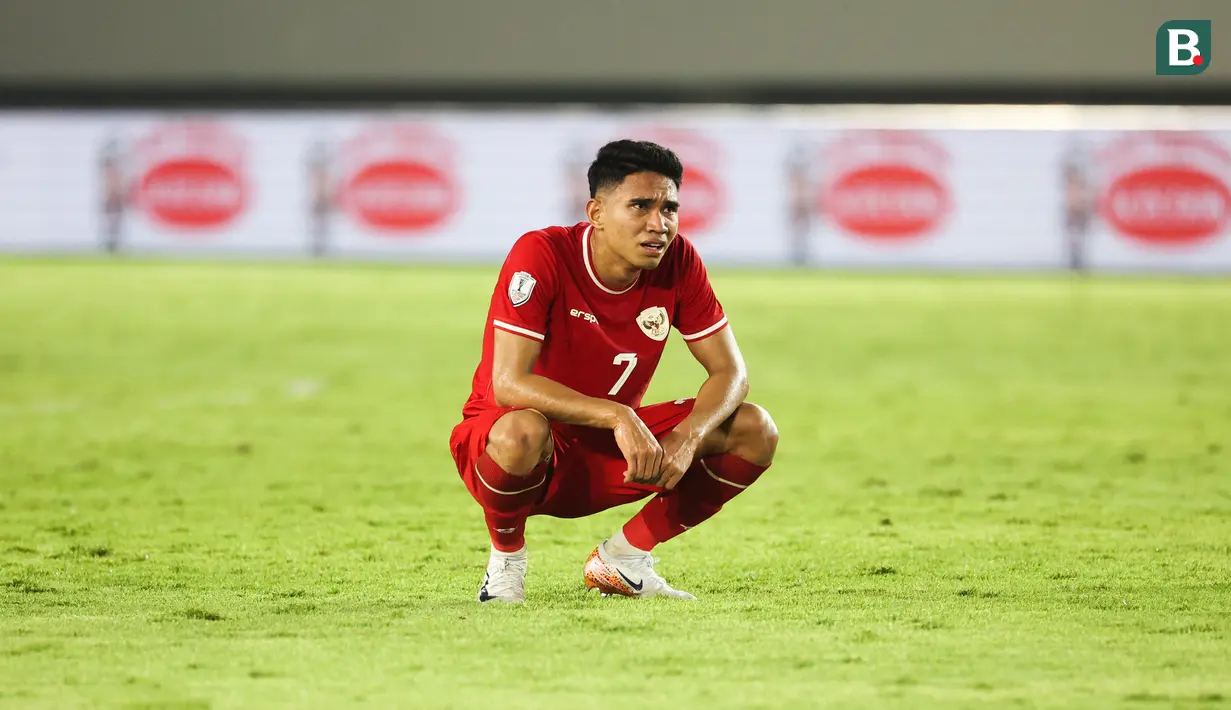 Kekalahan ini sekaligus memastikan skuad Garuda tersingkir dari Piala AFF 2024. (Bola.com/Abdul Aziz)