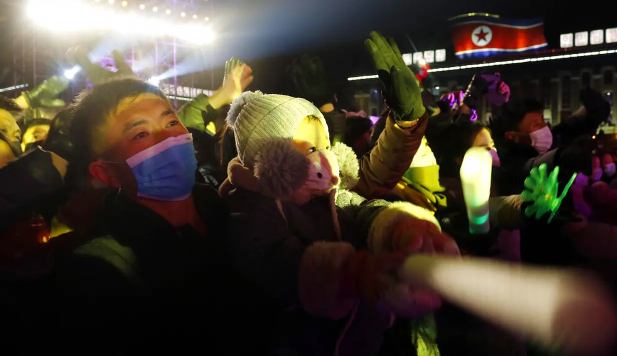 Warga menikmati pertunjukan Tahun Baru di Kim Il-sung Square, Pyongyang, Korea Utara, Sabtu (1/1/2022). Ratusan orang di Pyongyang berkumpul dengan mengenakan masker untuk menyaksikan pertunjukan kembang api menyambut Tahun Baru 2022. (AP Photo/Cha Song Ho)