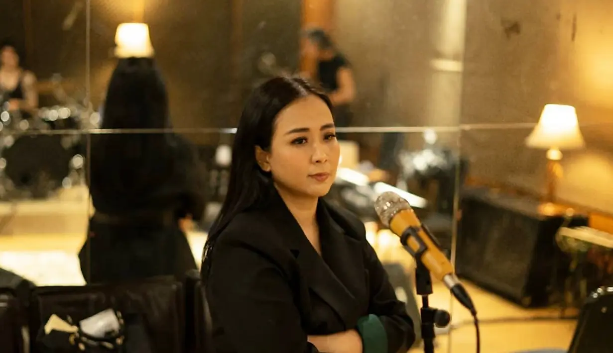Kini usai diumumkan menggantikan posisi Aiu Ratna, Astrid Sartiasari terlihat asyik latihan bareng Cokelat Band. Tentunya dengan hadirnya Astrid, banyak penggemar yang berharap akan kolaborasi baru ini. (Liputan6.com/IG/cokelat_band)