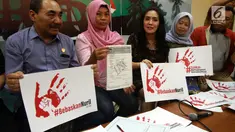 Anggota Fraksi PDIP MPR RI, Rieke Diah Pitaloka (tengah) Bersama Korban Kekerasan Seksual Baiq Nuril (kedua kiri) menunjukkan surat dari LPSK dalam Diskusi Empat Pilar MPR di Kompleks Parlemen, Senayan, Jakarta, Rabu (21/11). (Liputan6.com/Johan Tallo)
