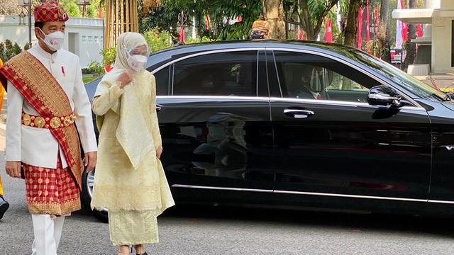 Presiden Joko Widodo atau Jokowi mengenakan baju adat Lampung saat Upacara Peringatan Detik-detik Proklamasi di halaman Istana Merdeka Jakarta, Selasa (17/8/2021).
