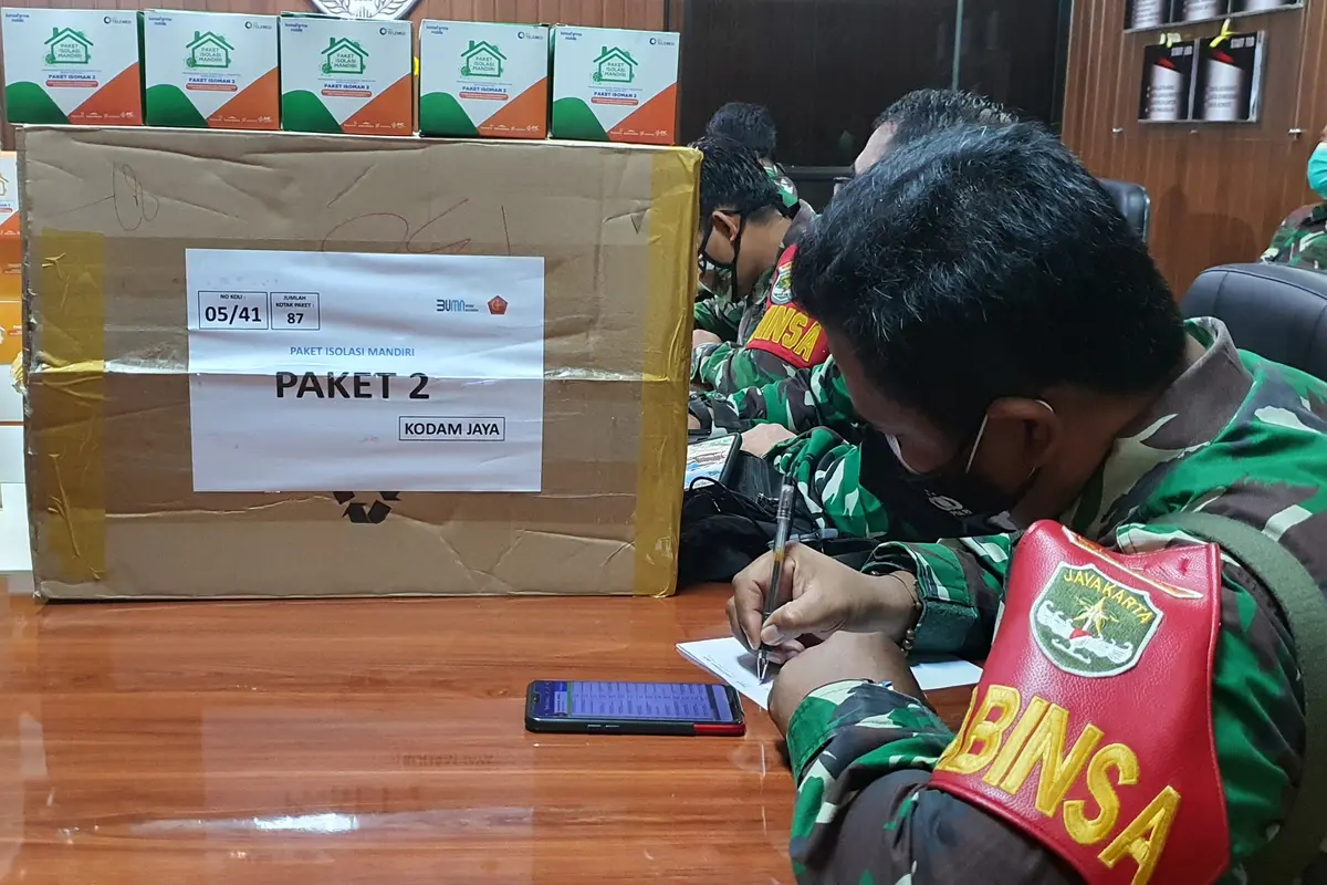 Anggota Kodim 0508/Depok menyiapkan paket obat untuk warga yang melakukan isoman di Kota Depok.