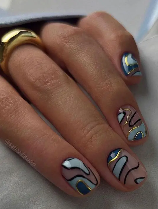 Sheer nail dengan ukiran nuansa biru membuat kesan pop art yang diaplikasikan pada kuku.