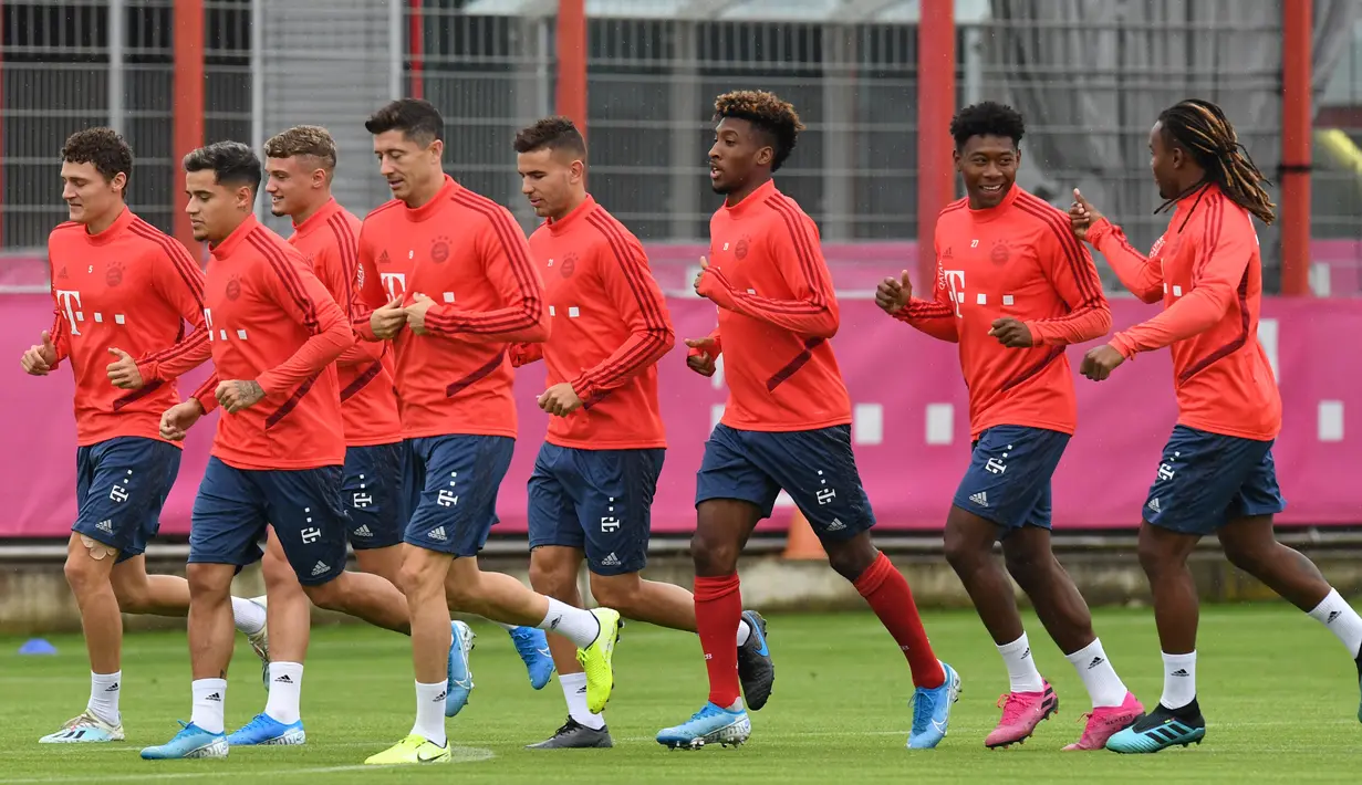 Gelandang baru Bayern Munchen, Philippe Coutinho (kedua kiri) melakukan pemanasan selama latihan di Munich, Jerman selatan (20/8/2019). Pemain asal Barcelona Philippe Coutinho dipinjam Munchen selama satu musim dengan biaya 8,5 juta euro atau sekitar Rp 134,3 miliar. (AFP Photo/Christof Stache)