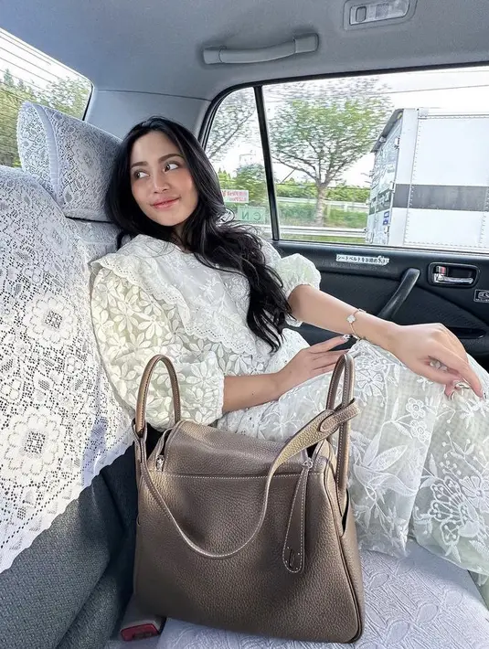 Ia juga tampil mengenakan dress putih panjang yang memiliki detail bordiran.