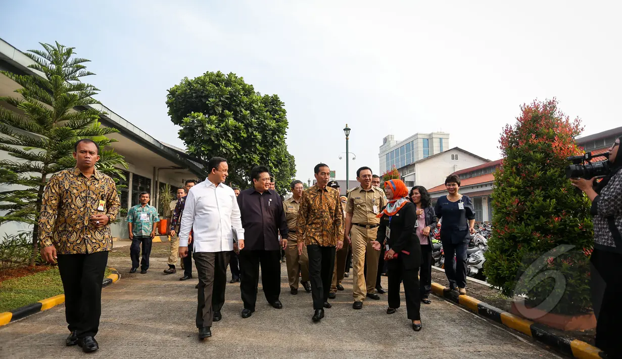 Presiden Joko Widodo ditemani Mendikbud Anies Baswedan dan Gubernur DKI Jakarta Basuki Tjahaja Purnama (Ahok) saat meninjau pelaksanaan Ujian Nasional (UN) di SMKN 1, Jakarta, Selasa (14/4/2015). (Liputan6.com/Faizal Fanani)