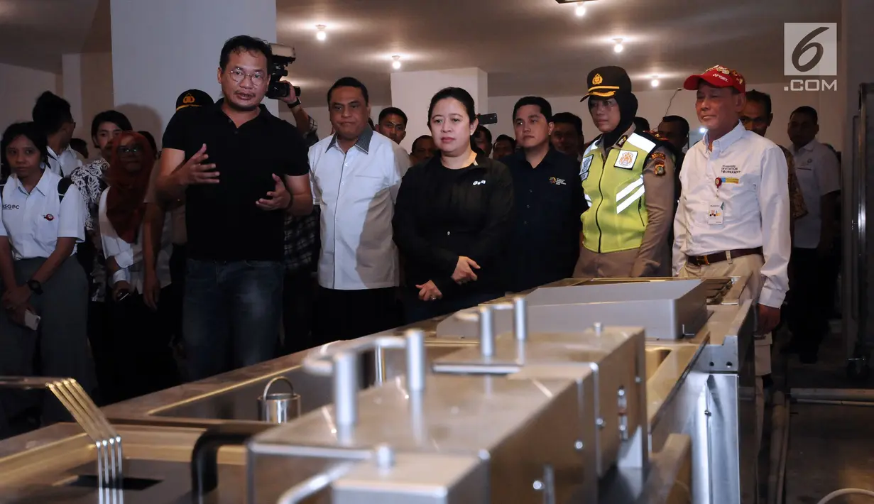 Menko PMK, Puan Maharani (tengah) menyimak penjelasan di ruang masak Wisma Atlet Asian Games 2018, Jakarta, Minggu (4/2). Kunjungan tersebut untuk memastikan kesiapan fasilitas wisma atlet. (Liputan6.com/Helmi Fithriansyah)