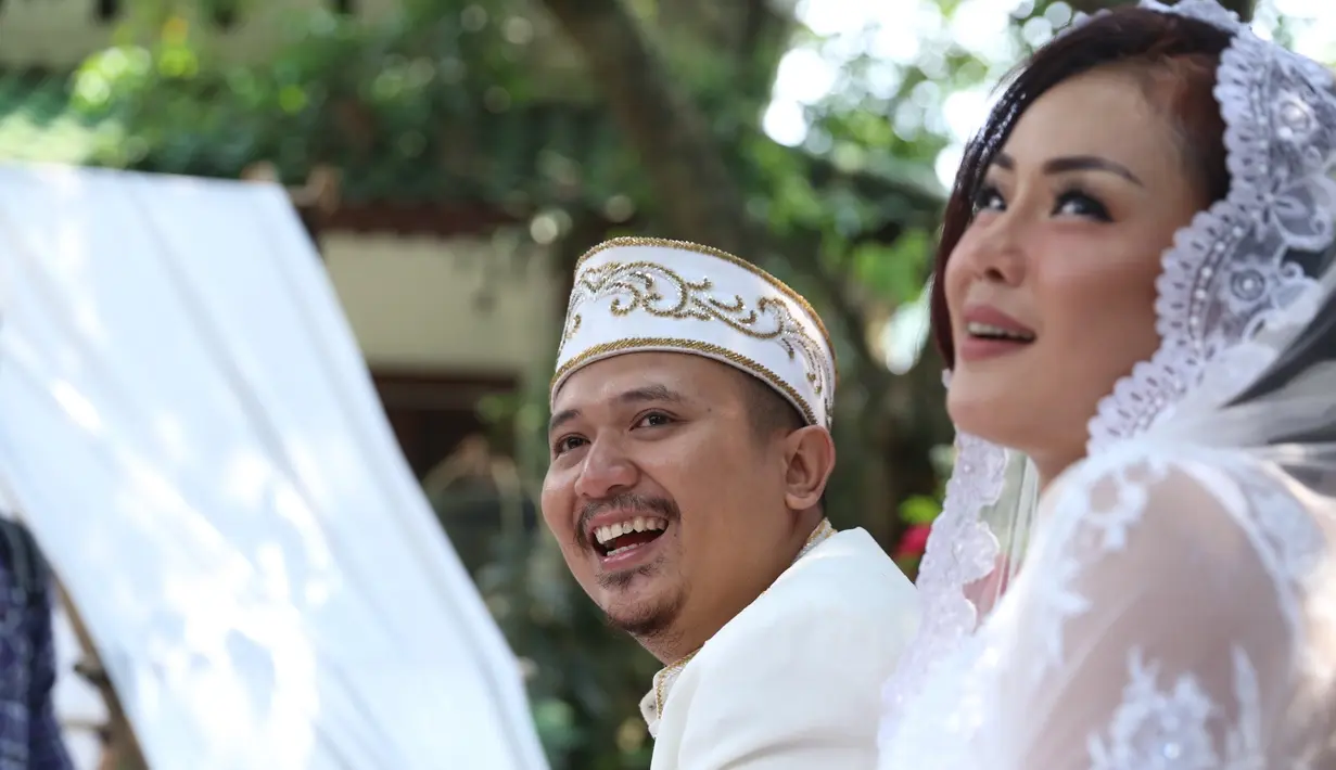 "Kenapa nangis tadi itu karena saya mengingat bapaknya dia, almarhum. Saya juga mengingat keluarga-keluarga yang udah nggak ada juga, terus inget kakek yang gak dateng karena sakit. Jadi sedih gitu," kata Saugi. (Nurwahyunan/Bintang.com)