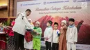 Wakil Direktur Utama PT Agung Podomoro Land Tbk. (APLN) dan Ketua Bidang Keagamaan Yayasan Agung Podomoro Land Noer Indradjaja memberikan santu kepada perwakilan anak yatim pada acara buka puasa bersama 1.100 anak yatim di Jakarta, Senin (20/5). (Liputan6.com/Faizal Fanani)