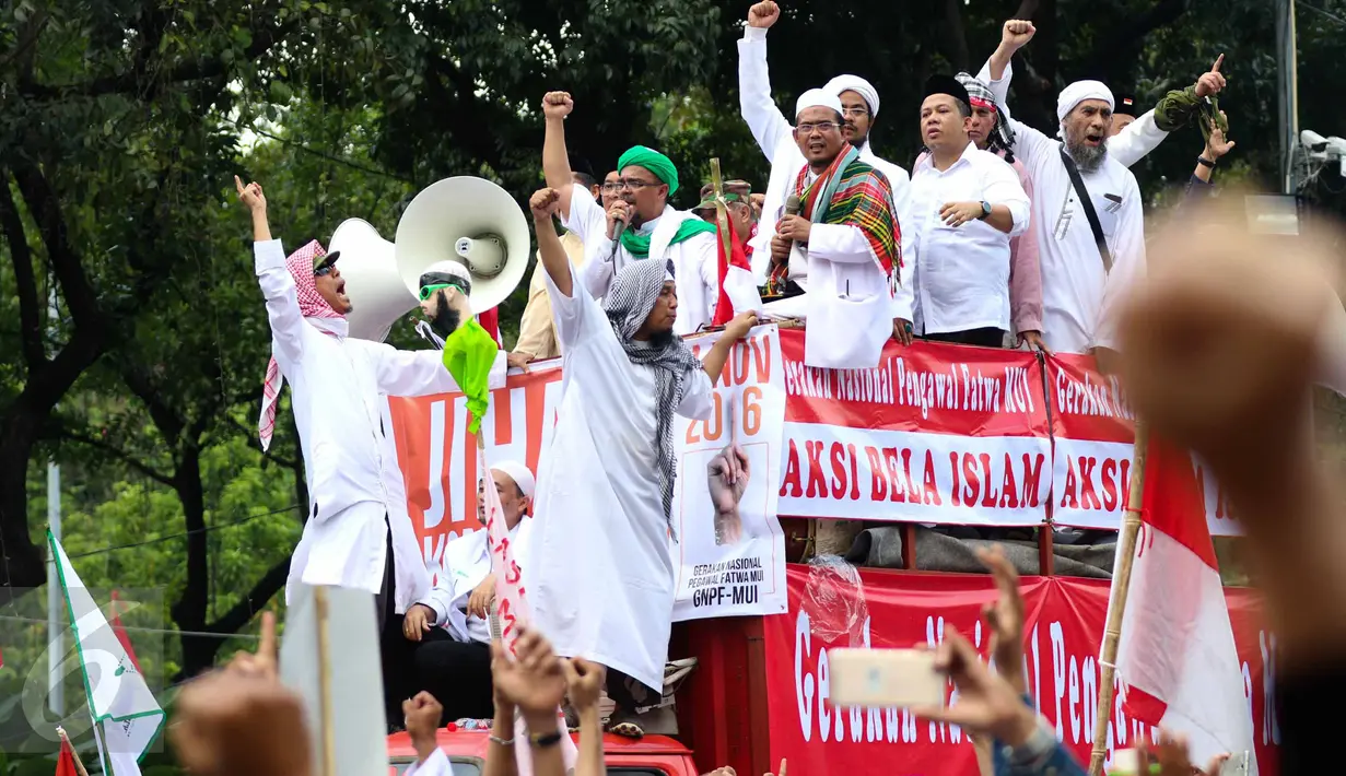 Pimpinan FPI Rizieq Shihab terlihat berada di atas mobil komando bersama dua Wakil Ketua DPR, Fahri Hamzah dan Fadli Zon ikut meneriakkan yel-yel saat melewati Balai Kota Jakarta menuju ke Istana Merdeka, Jumat (4/11). (Liputan6.com/Faizal Fanani)