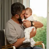 Ilustrasi ayah menggondong anaknya / by freepik