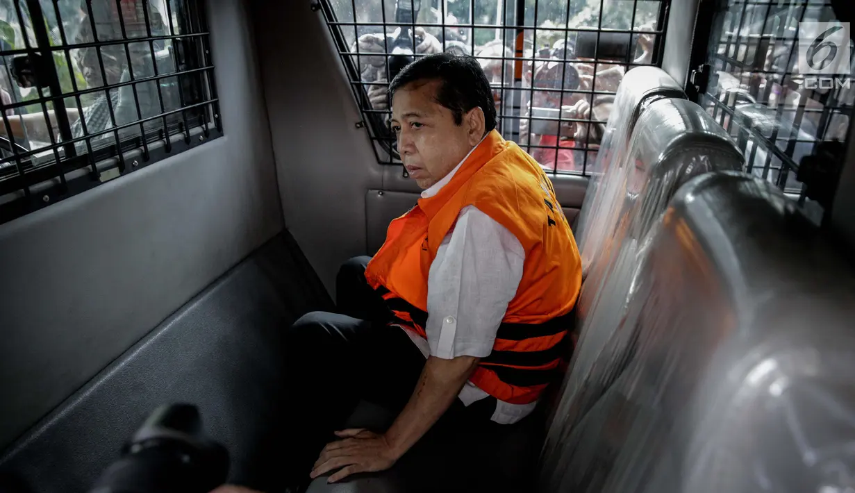 Tersangka kasus korupsi E-KTP Setya Novanto berada di mobil tahanan usai menjalani pemeriksaan di Gedung KPK, Jakarta, Selasa (21/11). Ketua DPR RI tersebut tidak memberikan komentar apa pun terkait pemeriksaannya kali ini. (Liputan6.com/Faizal Fanani)