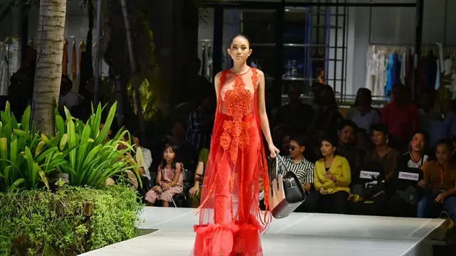 [Bintang] Coreta Indonesia Perkenalkan Kain Nusantara di Bali Fashion Week 2018