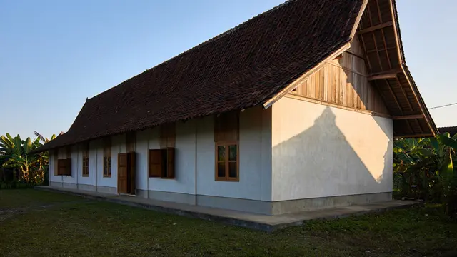 Desain Rumah Desa Memanjang yang Cocok untuk Tanah Sempit (AI)