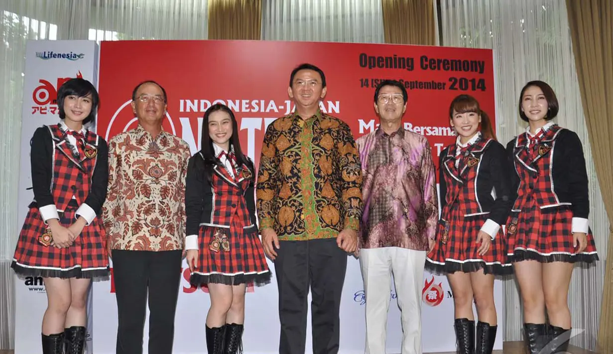 Setelah terlihat senang dengan adanya salju, Ahok dan empat member JKT48 berfoto bersama, Minggu (14/9/2014) (Liputan6.com/Miftahul Hayat)