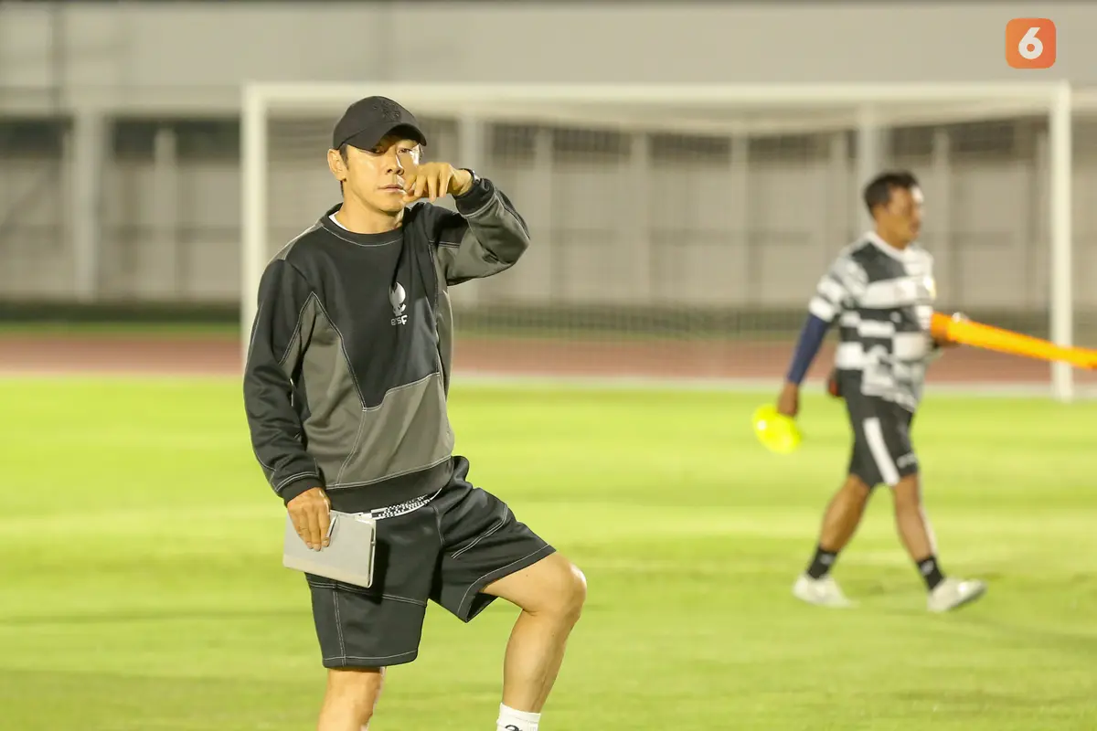 Pelatih Timnas Indonesia, Shin Tae-yong memimpin sesi latihan Timnas Indonesia jelang melawan Vietnam