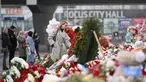 Orang-orang mengunjungi tugu peringatan di depan Balai Kota Crocus di pinggiran utara Moskow, Krasnogorsk, pada 29 Maret 2024. (NATALIA KOLESNIKOVA/AFP)