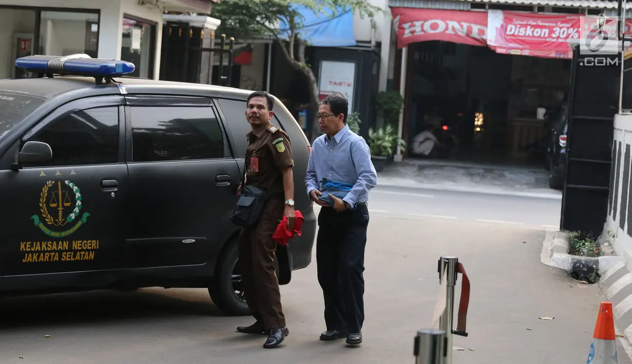Terdakwa kasus penghancuran barang bukti dugaan pengaturan skor Joko Driyono tiba di Pengadilan Negeri Jakarta Selatan, Selasa (2/7/2019). Sidang dengan agenda pembacaan tuntutan tersebut ditunda sampai tanggal 4 Juli 2019. (Liputan6.com/Herman Zakharia)