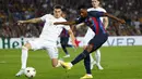 Penyerang Barcelona Ansu Fati melakukan tembakan ke gawang di depan pemain bek Bayern Munchen Benjamin Pavard pada matchday kelima Grup C Liga Champions di Camp Nou, Barcelona, Spanyol, Kamis (27/10/2022). Blaugrana harus puas menempati posisi ketiga klasemen dengan raihan 3 angka.  (AP Photo/Joan Monfort)