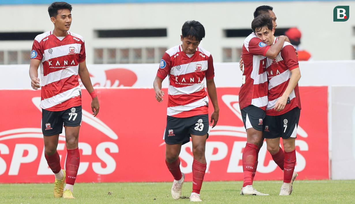 <p>Para pemain Madura United merayakan gol yang dicetak oleh Francisco Rivera saat melawan Persikabo 1973 dalam laga pekan kesembilan BRI Liga 1 2023/2024 di Stadion Wibawa Mukti, Cikarang, Sabtu (19/8/2023). (Bola.com/Abdul Aziz)</p>