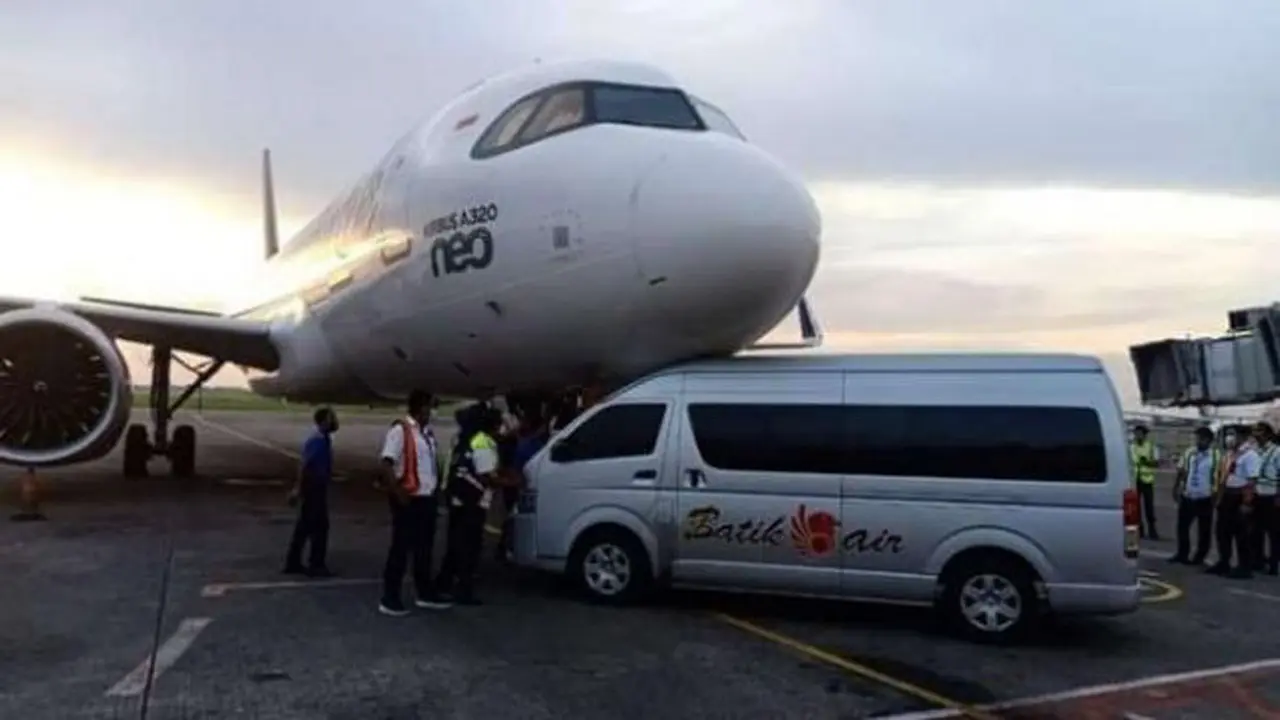 Mobil tabrak pesawat Batik Air